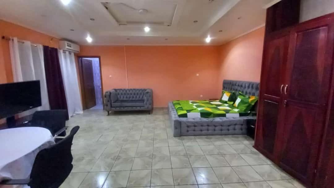 Cave Royale - Chambres-Studios-Apparts Meubles - Logpom Hopithal Des Soeurs Apres Camara Laye Дуала Екстер'єр фото